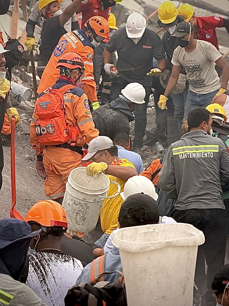 DefensaCivilCo's tweet photo. Llevan días sin descanso, con manos gastadas y rostros cubiertos de tierra. 
En los escombros, cada piedra que mueven es la búsqueda desesperada por devolver un abrazo a una familia. 
Hoy honramos a los héroes que nos muestran de qué está hecha Colombia

#ListosEnPazOEmergencia🧡 https://t.co/HOQ118LRXq