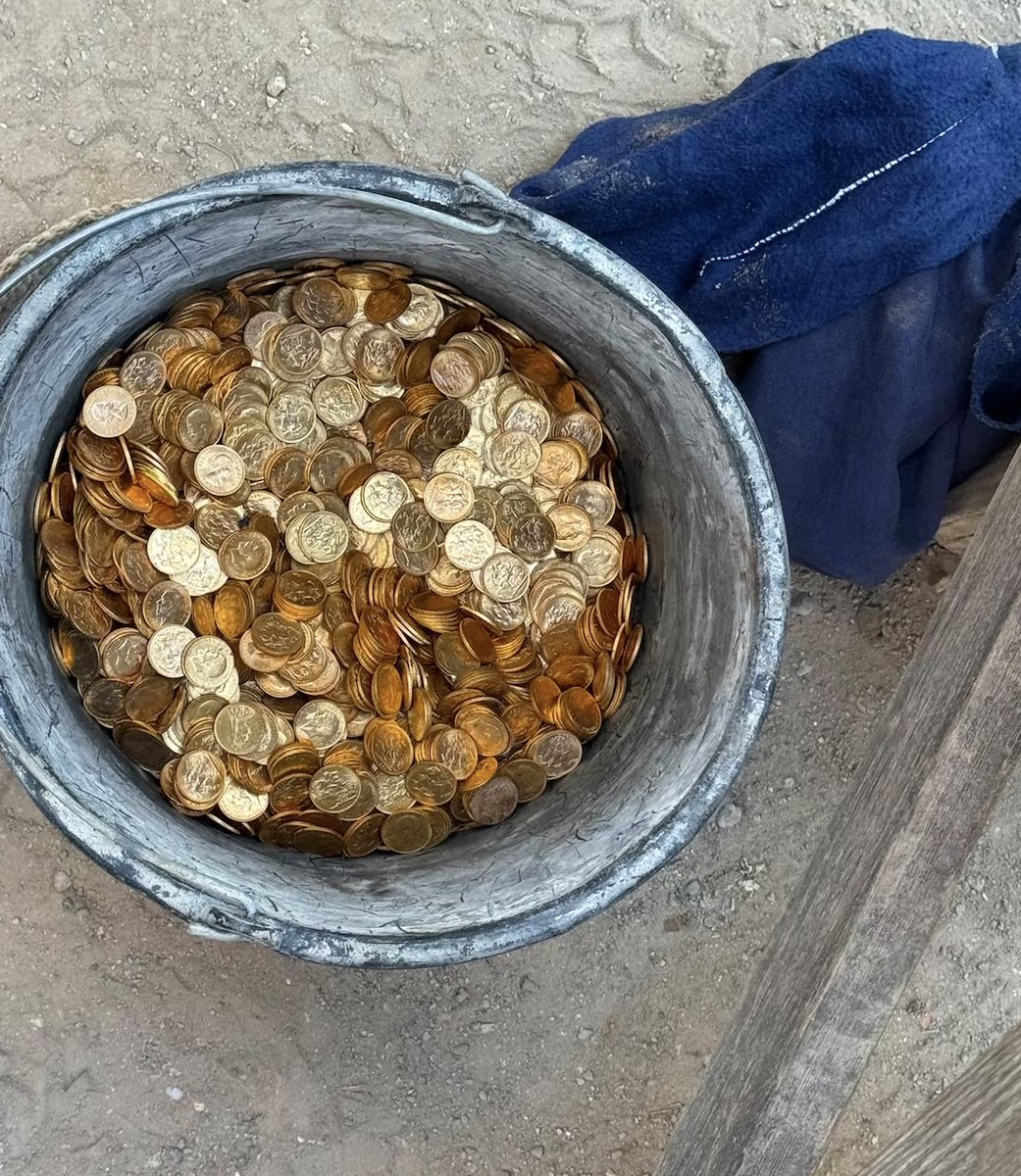 CerfiaFR's tweet photo. 🇧🇪💰 INSOLITE | Des ouvriers ont découvert un véritable trésor estimé à près de 9 MILLIONS D’EUROS lors de travaux de rénovation en Belgique.

Les ouvriers ont découvert dans une cave une caisse dissimulée à l’intérieur d’un mur, contenant une importante quantité de lingots et de pièces d’or.

La police a été prévenue et une enquête est en cours. L’identité de la personne ayant caché ce trésor, son origine et la durée pendant laquelle il est resté dans le mur demeurent un mystère.