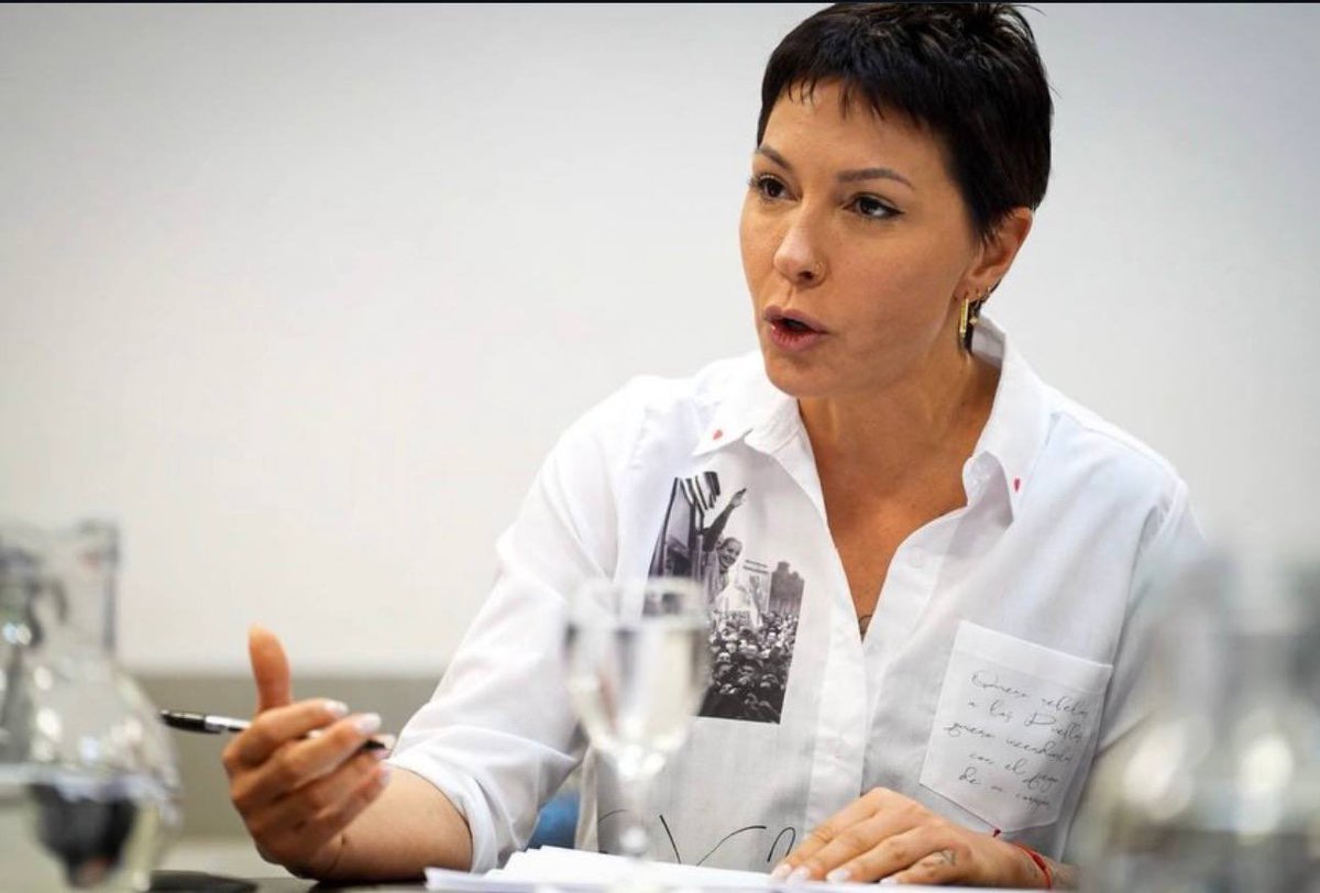 mayrasmendoza's tweet photo. Hoy, en reunión de la Comisión de Educación de @HCDiputadosBA, emitimos dictamen para el proyecto de ley Ema, entre otros. 

Avanzamos en el camino que inició la lucha de Laura Sánchez, la mamá de Ema, por una convivencia digital segura en las aulas, y estamos incorporando la Ciudadanía Digital como derecho formativo fundamental en las escuelas de la provincia de Buenos Aires.

Frente a los desafíos que imponen el avance de las nuevas tecnologías, de la inteligencia artificial, trabajamos para darles herramientas de formación a estudiantes y docentes para un uso ético de las redes.

Lamentablemente, no tuvimos respaldo de la totalidad de los bloques para avanzar en una problemática urgente para la vida de nuestros pibes y pibas, cuyo cuidado debería ser prioridad para quienes tenemos responsabilidades institucionales. Esperemos pronto tratarlo en el recinto y que SEA LEY 💜