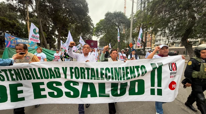 teleSURtv's tweet photo. 🚨 Trabajadores de EsSalud marcharon en Lima para exigir mejoras laborales y atención digna. Denuncian que el "intercambio prestacional" con clínicas privadas favorecería al capital privado.

 #Perú #EsSalud #SaludPública #teleSUR https://t.co/KXmwb8B82W