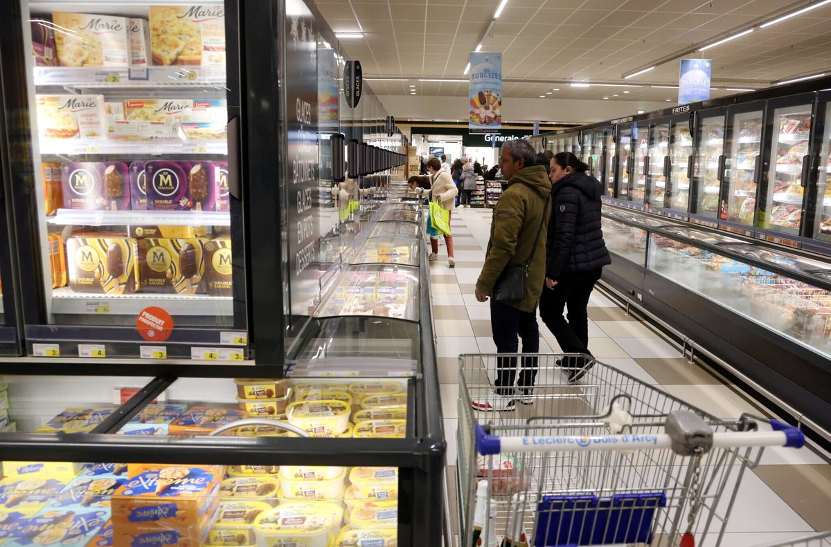 le_Parisien's tweet photo. Une « violence glaçante » : le gouvernement condamne « des menaces antisémites » visant des touristes dans un supermarché d’Avignon
➡️ https://t.co/gl9xgNG5PC https://t.co/Mhhpt4uxYW