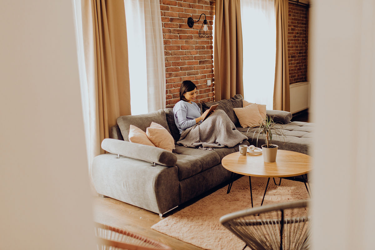 EgorKhaybulin's tweet photo. Cozy night in with warm tea, a good book, and my fluffy cat by the fireplace. Nothing beats this quiet weekend vibe.， https://t.co/SVR1JBrhLB