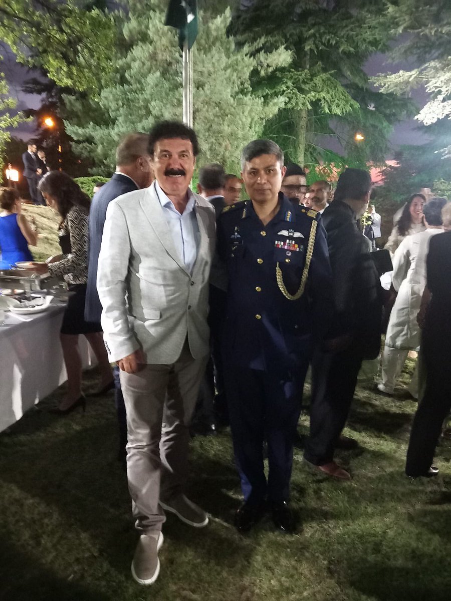 dgskon's tweet photo. 📍 Pakistan Ankara Büyükelçiliği

Dost ve kardeş Pakistan’ın Bağımsızlık Günü vesilesiyle
Dost ve kardeş Pakistan’ın Bağımsızlık Günü’nü en içten dileklerimle kutluyor;#Pakistan halkına huzur, refah ve esenlik diliyoruz.🇹🇷🇵🇰
@turkeraygunduz #VedatKoç @TC_IslamabadBE
@PakinTurkiye https://t.co/8obaRPJv7x