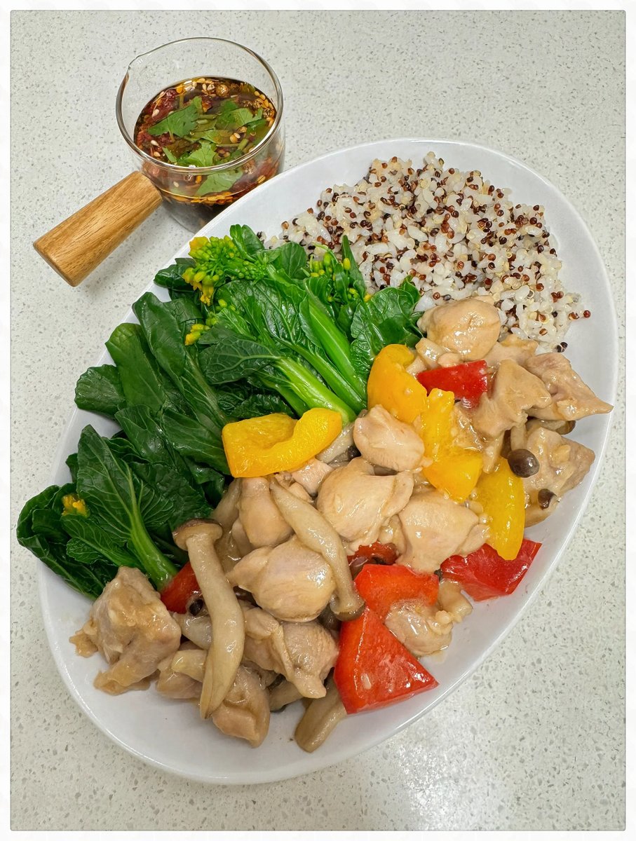 ClassyBlair's tweet photo. [Post-workout fuel that’s light but keeps you full  Grilled chicken + quinoa + roasted veggies – balanced macros for your weight loss journey! #FatLossMeal #HealthyEating]， https://t.co/iO9UwwS4Nr