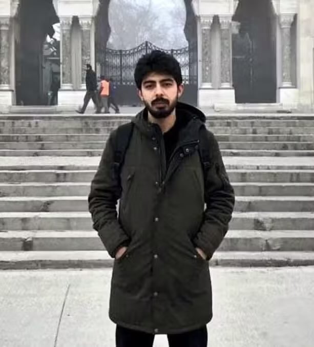 esreflarsenn's tweet photo. Geçim sıkıntısı yaşayan, İstanbul Üniversitesi Radyo, Televizyon ve Sinema Bölümü 4. Sınıf öğrencisi Hakan Taşdemir, altından kalkamadığı borçlarından dolayı intihar etti. Taşdemir, bir süredir iş arıyordu. https://t.co/XMyg9WV14o