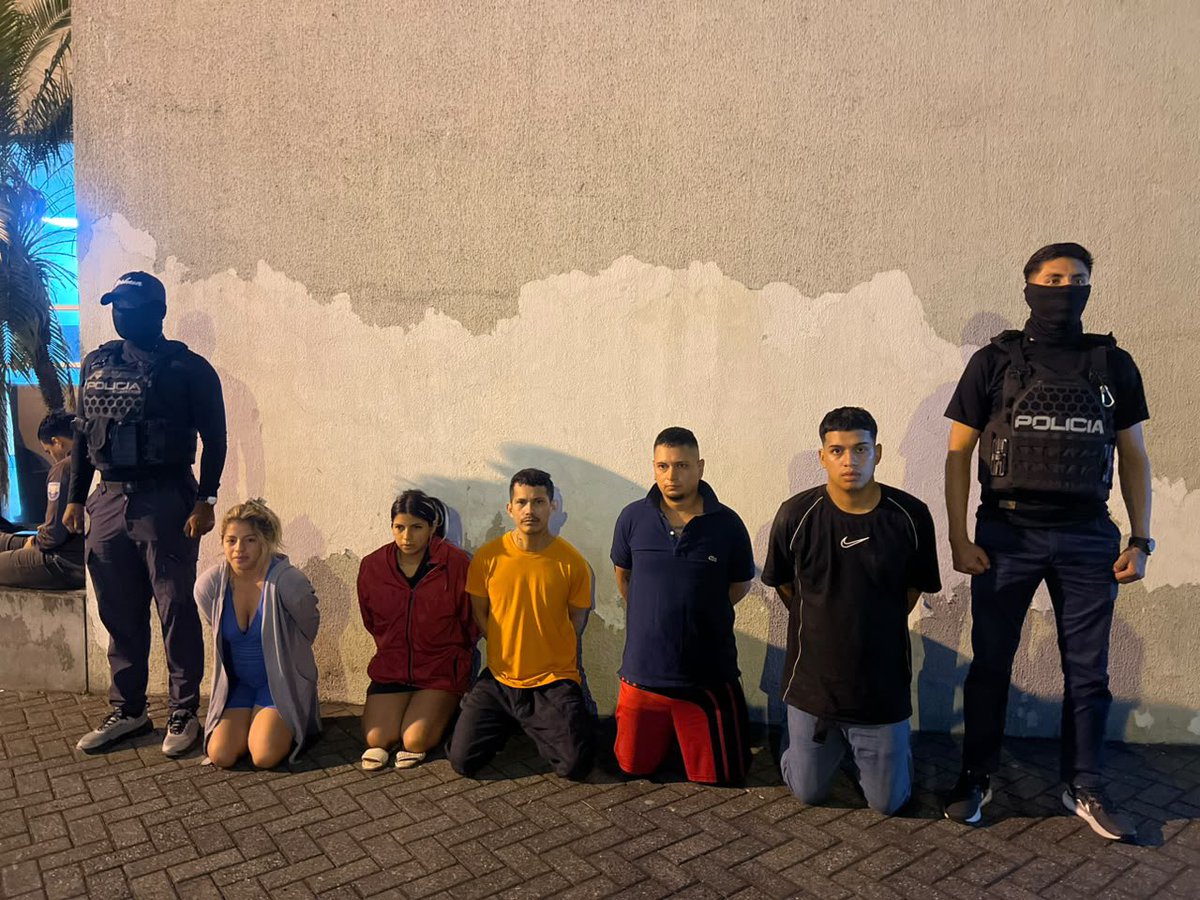 JohnReimberg's tweet photo. OPERATIVOS LIBERTAD 912-916-917-918-919 

12 APRESADOS POR EXTORSIÓN EN GUAYAS

En las últimas horas, la Policía Nacional, a través de la UNASE y en coordinación con unidades tácticas, ejecutó cinco operativos contra estructuras y personas presuntamente dedicadas a la extorsión en Guayaquil. Las intervenciones permitieron la aprehensión de 12 ciudadanos, vinculados a exigencias extorsivas que suman USD 18.000, además del decomiso de 13 celulares, 10 comprobantes de pago, dinero en efectivo y otros indicios. 

OPERATIVO LIBERTAD-912
Lugar: Florida, Guayaquil
Exigencia: USD 5.000
Resultado: 1 aprehendida
La víctima informó que el 12 de agosto comenzó a recibir reiterados mensajes extorsivos a través de WhatsApp, provenientes de números con prefijo internacional. Los responsables se identificaban como integrantes de una supuesta organización criminal denominada “Los Lobos” y exigían USD 5.000 bajo amenazas contra la víctima y sus familiares.
UNASE desarrolló acciones investigativas y tecnológicas ejecutaron una intervención en el distrito Florida, logrando la aprehensión en flagrancia de una ciudadana.
Aprehendida:
•Siguencia Vera María Isabel, 45 años. 
Indicios:
•01 terminal móvil 
•USD 30 en efectivo 
•01 funda plástica 
•01 recipiente plástico 
•01 tricimoto

OPERATIVO LIBERTAD 0916
Lugar: Chala, Guayaquil
Exigencia: USD 2.000
Resultado: 5 aprehendidos
La víctima comenzó a recibir mensajes extorsivos desde el 2 de agosto, mediante WhatsApp, exigiendo USD 2.000 como pago inicial y amenazando con atentar contra su integridad y la de su familia. Tras las diligencias investigativas y tecnológicas, UNASE y equipos tácticos ejecutaron una intervención en flagrancia.
Aprehendidos:
•Avilés Morán Teresa de Jesús, 24 años. 
•Macías Zúñiga Jordán Eddy, 30 años. 
•Mora Chiriguayo Diana Elizabeth, 30 años. 
•Ponce Mora Kevin Orlando, 34 años, con antecedente por armas de fuego, municiones y explosivos prohibidos o no autorizados (2025). 
•Burbano Cervantes David Moisés, 35 años. 
Indicios:
•04 terminales móviles 
•02 comprobantes de pago 

OPERATIVO LIBERTAD 0917
Lugar: Chala, Guayaquil
Exigencia: USD 1.000
Resultado: 2 aprehendidos
La víctima comenzó a recibir mensajes extorsivos desde el 2 de julio, mediante WhatsApp, en los que se exigía un pago inicial de USD 1.000 bajo amenazas contra su integridad y la de su familia. Luego de las labores investigativas y tecnológicas, UNASE y GIR ejecutaron una intervención en flagrancia.
Aprehendidos:
•Villamar Briones José Rodolfo, 27 años
•Constante Rivas Maykemer Caled, 20 años
Indicios:
•03 terminales móviles 
•04 comprobantes de pago 

OPERATIVO LIBERTAD 0918
Lugar: Puerto Hondo, Guayaquil
Exigencia: USD 5.000
Resultado: 2 aprehendidas
La víctima denunció que desde el 8 de agosto recibía mensajes de WhatsApp mediante los cuales le exigían USD 5.000, acompañados de amenazas contra su vida y la de sus familiares. Luego de las investigaciones operativas y tecnológicas, equipos de G3 y UNASE ejecutaron la intervención.
Aprehendidas:
•Tomalá Vallejo Dalia Mayerli, 19 años
•Piguave Tubay Marjorie Elizabeth, 44 años
Indicios:
•03 terminales móviles 
•02 comprobantes de pago 

OPERATIVO LIBERTAD E-919
Lugar: Pascuales, Guayaquil
Exigencia: USD 5.000
Resultado: 2 aprehendidos
La investigación se inició luego de que la víctima recibiera, desde el 1 de agosto, mensajes de WhatsApp en los que se exigían USD 5.000 bajo amenazas contra su vida y la de su familia. Las labores de UNASE permitieron identificar a los presuntos responsables y ejecutar intervenciones en Pascuales.
Aprehendidos:
•Sánchez Reyes Joddie Tamara, 25 años
•Anchundia Vite Denis Andrés, 25 años, con antecedentes por robo (2021) y asesinato (2024). 
Indicios:
•02 terminales móviles 
•02 comprobantes de pago 
Estas personas fueron puestas a órdenes de la justicia para el debido proceso.
Seguimos trabajando.