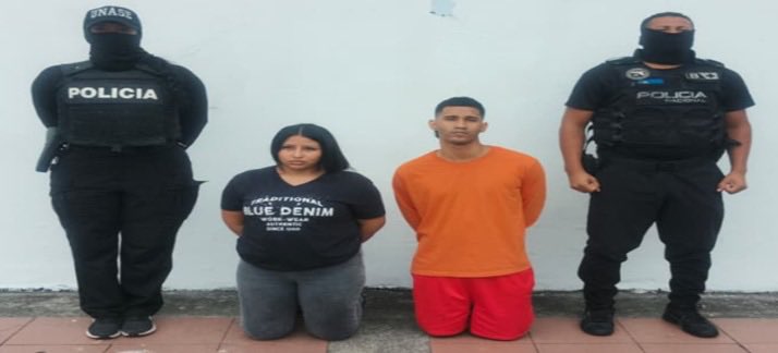 JohnReimberg's tweet photo. OPERATIVOS LIBERTAD 912-916-917-918-919 

12 APRESADOS POR EXTORSIÓN EN GUAYAS

En las últimas horas, la Policía Nacional, a través de la UNASE y en coordinación con unidades tácticas, ejecutó cinco operativos contra estructuras y personas presuntamente dedicadas a la extorsión en Guayaquil. Las intervenciones permitieron la aprehensión de 12 ciudadanos, vinculados a exigencias extorsivas que suman USD 18.000, además del decomiso de 13 celulares, 10 comprobantes de pago, dinero en efectivo y otros indicios. 

OPERATIVO LIBERTAD-912
Lugar: Florida, Guayaquil
Exigencia: USD 5.000
Resultado: 1 aprehendida
La víctima informó que el 12 de agosto comenzó a recibir reiterados mensajes extorsivos a través de WhatsApp, provenientes de números con prefijo internacional. Los responsables se identificaban como integrantes de una supuesta organización criminal denominada “Los Lobos” y exigían USD 5.000 bajo amenazas contra la víctima y sus familiares.
UNASE desarrolló acciones investigativas y tecnológicas ejecutaron una intervención en el distrito Florida, logrando la aprehensión en flagrancia de una ciudadana.
Aprehendida:
•Siguencia Vera María Isabel, 45 años. 
Indicios:
•01 terminal móvil 
•USD 30 en efectivo 
•01 funda plástica 
•01 recipiente plástico 
•01 tricimoto

OPERATIVO LIBERTAD 0916
Lugar: Chala, Guayaquil
Exigencia: USD 2.000
Resultado: 5 aprehendidos
La víctima comenzó a recibir mensajes extorsivos desde el 2 de agosto, mediante WhatsApp, exigiendo USD 2.000 como pago inicial y amenazando con atentar contra su integridad y la de su familia. Tras las diligencias investigativas y tecnológicas, UNASE y equipos tácticos ejecutaron una intervención en flagrancia.
Aprehendidos:
•Avilés Morán Teresa de Jesús, 24 años. 
•Macías Zúñiga Jordán Eddy, 30 años. 
•Mora Chiriguayo Diana Elizabeth, 30 años. 
•Ponce Mora Kevin Orlando, 34 años, con antecedente por armas de fuego, municiones y explosivos prohibidos o no autorizados (2025). 
•Burbano Cervantes David Moisés, 35 años. 
Indicios:
•04 terminales móviles 
•02 comprobantes de pago 

OPERATIVO LIBERTAD 0917
Lugar: Chala, Guayaquil
Exigencia: USD 1.000
Resultado: 2 aprehendidos
La víctima comenzó a recibir mensajes extorsivos desde el 2 de julio, mediante WhatsApp, en los que se exigía un pago inicial de USD 1.000 bajo amenazas contra su integridad y la de su familia. Luego de las labores investigativas y tecnológicas, UNASE y GIR ejecutaron una intervención en flagrancia.
Aprehendidos:
•Villamar Briones José Rodolfo, 27 años
•Constante Rivas Maykemer Caled, 20 años
Indicios:
•03 terminales móviles 
•04 comprobantes de pago 

OPERATIVO LIBERTAD 0918
Lugar: Puerto Hondo, Guayaquil
Exigencia: USD 5.000
Resultado: 2 aprehendidas
La víctima denunció que desde el 8 de agosto recibía mensajes de WhatsApp mediante los cuales le exigían USD 5.000, acompañados de amenazas contra su vida y la de sus familiares. Luego de las investigaciones operativas y tecnológicas, equipos de G3 y UNASE ejecutaron la intervención.
Aprehendidas:
•Tomalá Vallejo Dalia Mayerli, 19 años
•Piguave Tubay Marjorie Elizabeth, 44 años
Indicios:
•03 terminales móviles 
•02 comprobantes de pago 

OPERATIVO LIBERTAD E-919
Lugar: Pascuales, Guayaquil
Exigencia: USD 5.000
Resultado: 2 aprehendidos
La investigación se inició luego de que la víctima recibiera, desde el 1 de agosto, mensajes de WhatsApp en los que se exigían USD 5.000 bajo amenazas contra su vida y la de su familia. Las labores de UNASE permitieron identificar a los presuntos responsables y ejecutar intervenciones en Pascuales.
Aprehendidos:
•Sánchez Reyes Joddie Tamara, 25 años
•Anchundia Vite Denis Andrés, 25 años, con antecedentes por robo (2021) y asesinato (2024). 
Indicios:
•02 terminales móviles 
•02 comprobantes de pago 
Estas personas fueron puestas a órdenes de la justicia para el debido proceso.
Seguimos trabajando.