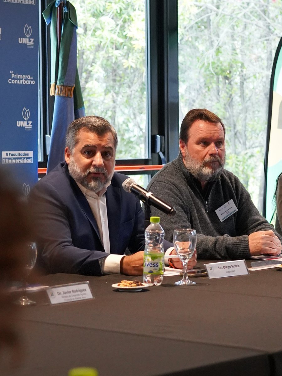 DiegoMolea's tweet photo. Recibimos en la UNLZ a los decanos y decanas, y autoridades de las Facultades de Ciencias Agropecuarias de todo el país.
La unidad y el trabajo colaborativo son claves en este contexto tan complejo para el sistema universitario, en el que a partir de la gestión no solamente seguimos cumpliendo con nuestra misión de formar profesionales, sino que también continuamos investigando y desarrollando tecnología.
Agradezco a Audeas por haber elegido a nuestra Facultad de Ciencias Agrarias como anfitriona de estos dos días de trabajo; al ministro de Desarrollo Agrario de la Provincia, Javier Rodríguez, que se acercó a compartir con nosotros las líneas de desarrollo conjunto con las universidades, y a Néstor Urretabizkaya, decano de #Agrarias, y Laura Juan, vicedecana, por la organización de este evento tan importante para la Universidad.