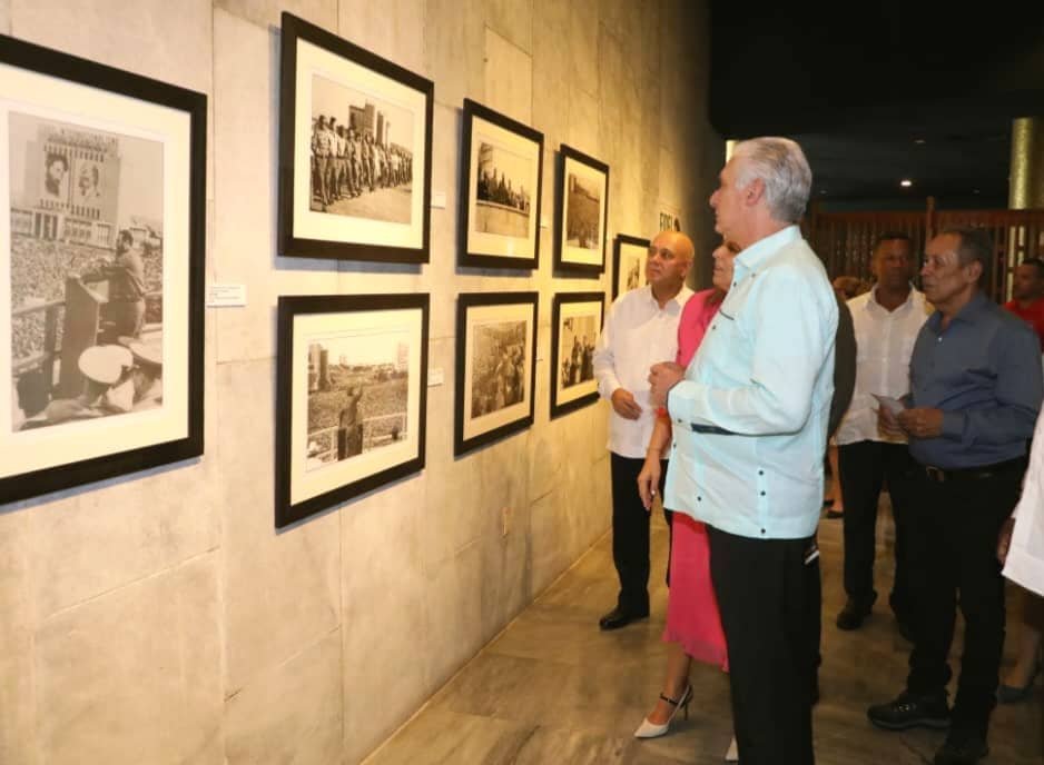 PartidoPCC's tweet photo. Esta tarde, en el Memorial José Martí, se inauguró la exposición "Fidel en la Plaza".

A la ceremonia asistió el Primer Secretario del Comité Central del Partido y Presidente de la República @DiazCanelB y los miembros del Buró Político Manuel Marrero Cruz y @DrRobertoMOjeda - Primer Ministro y Secretario de Organización del Comité Central, respectivamente-.

La ocasión fue otro homenaje al Comandante en Jefe en el marco de las celebraciones por su centenario.

#100AñosConFidel