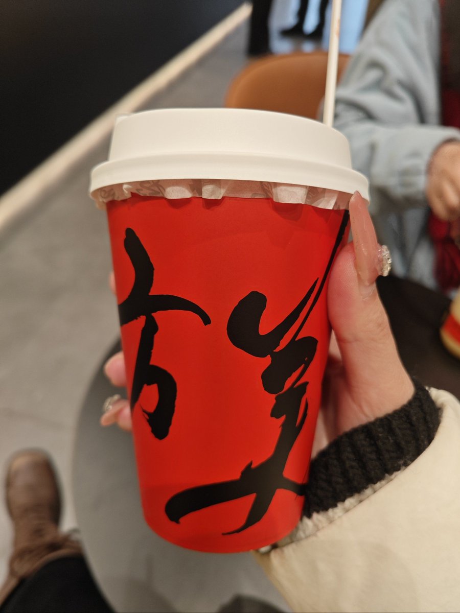 vilasdari's tweet photo. A stranger handed me an extra warm drink when I looked cold at the bus stop today. Small acts of kindness make the whole day brighter. https://t.co/7yVuOxYVbV