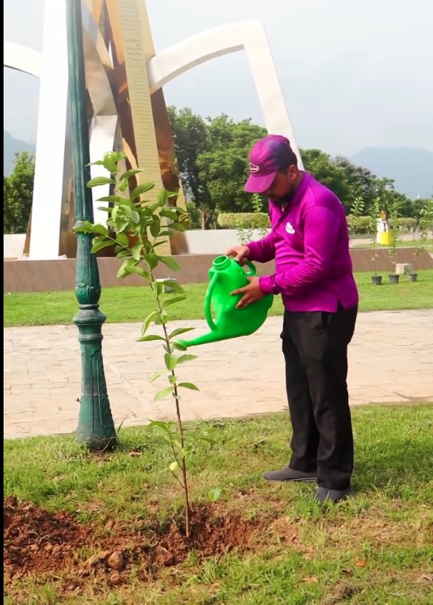 AyubuSalingo's tweet photo. Agar log apne gharon, streets aur communities mein plants lagana start kar dein to overall difference bohat noticeable ho sakta hai #SavourFoods https://t.co/rcI7T6SNvU
