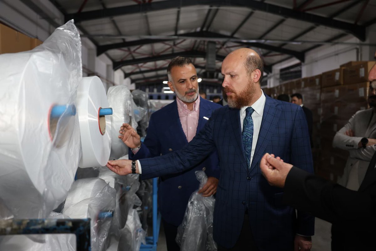 orhanaydin's tweet photo. 📍Erbaa,Tokat

Türkiye Gönüllü Teşekküller Vakfı ve İlim Yayma Vakfı Mütevelli Heyeti Başkanımız Sayın Necmeddin Bilal Erdoğan’ı, Erbaa Organize Sanayi Bölgesi’nde faaliyet gösteren OMAFİL İplik fabrikamızda ağırlamaktan büyük bir onur ve memnuniyet duyduk.

@ASKON olarak her fırsatta savunduğumuz kümelenme modeliyle Anadolu’ya yatırım çağrımıza öncülük etmek amacıyla hayata geçirdiğimiz fabrikamızın kuruluş hikâyesini, üretim gücünü ve ilk günden bugüne ülkemiz ekonomisine sağladığı katma değeri kendileriyle paylaştık. Ayrıca yerli üretim ve ihracat yoluyla cari açığın azaltılmasına sunduğumuz katkılar hakkında bilgi arz ettik.

Yoğun programlarına rağmen ekmek teknemizi ziyaret ederek bizleri ziyadesiyle memnun eden Sayın Necmeddin Bilal Erdoğan’a ve beraberindeki kıymetli misafirlerimize, şahsım ve OMAFİL ailemiz adına şükranlarımı sunuyorum.