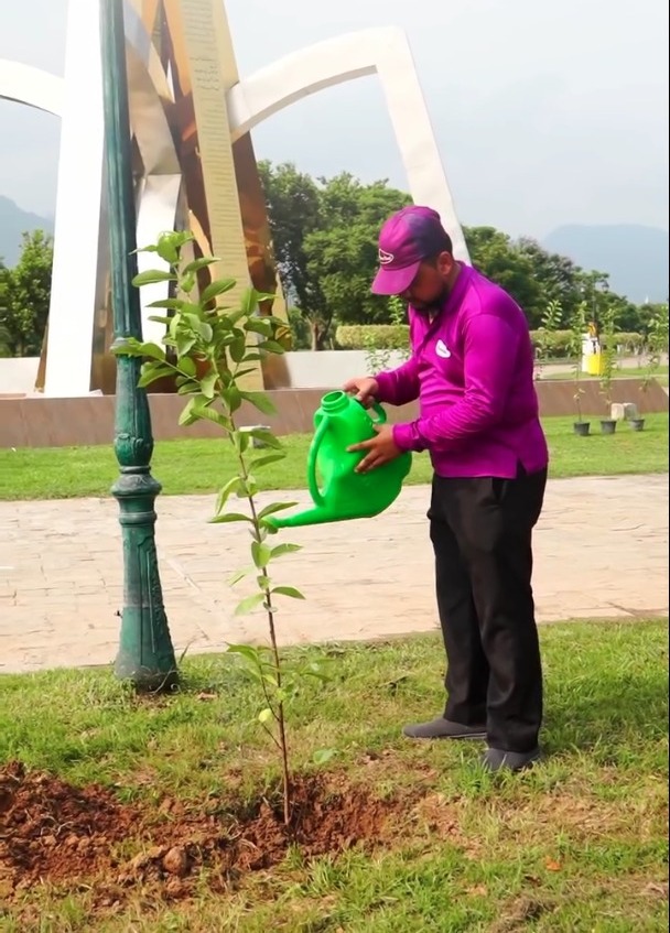 SH0AIBgr's tweet photo. Mujhe personally ye cheez achi lagi ke plants distribute bhi kiye ja rahe hain #SavourFoods https://t.co/qR9O5i2Tyl