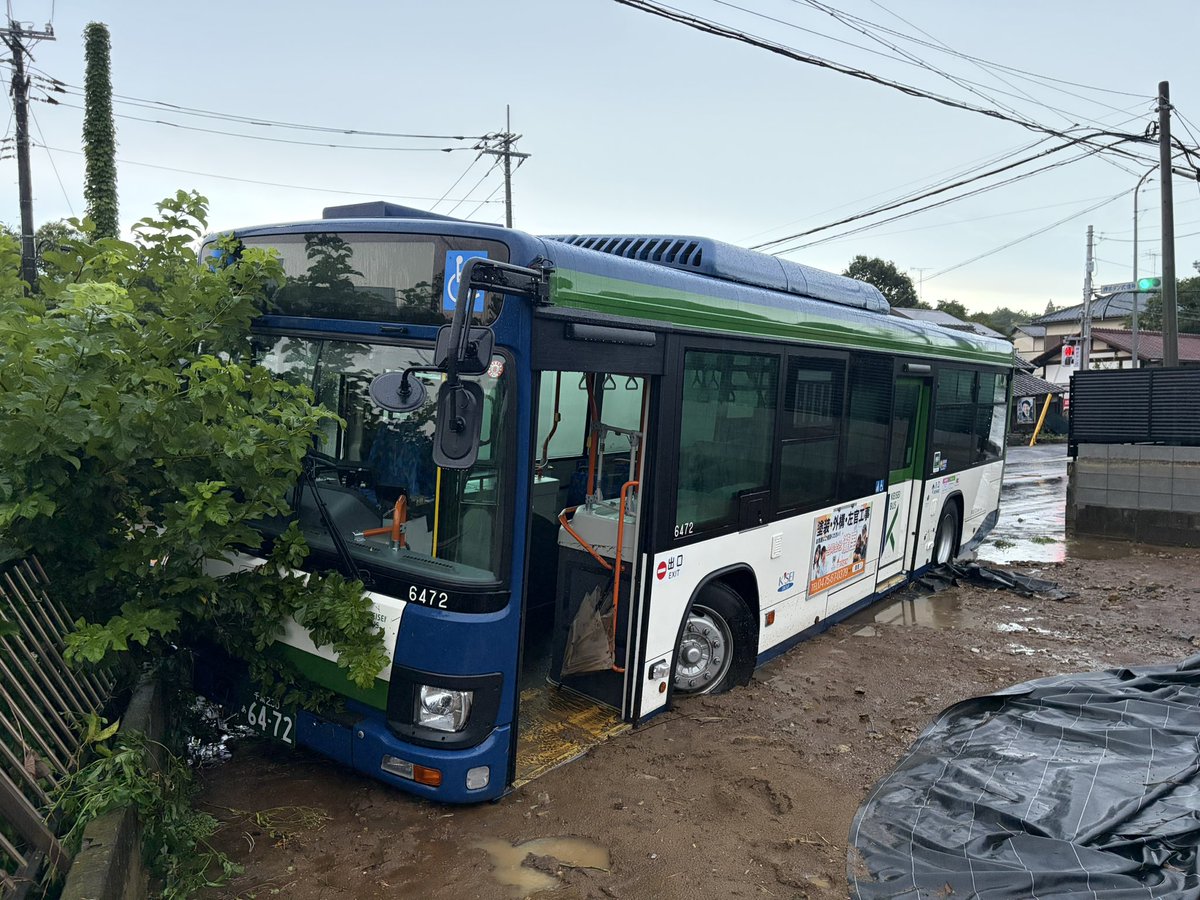 Rewolf_bus's tweet photo. 京成バス千葉イースト
中野営業所 6472

昨日から千葉県を襲った線状降水帯の影響で、6472が千葉駅〜中野操車場を結ぶ路線を走行中に水没した模様。
R126の泉公園入口〜芳賀間の平川増水による冠水により流されたと思われる。
8/14 AM5:00時点で現場に放置されている。 https://t.co/qNoFEtxqbV