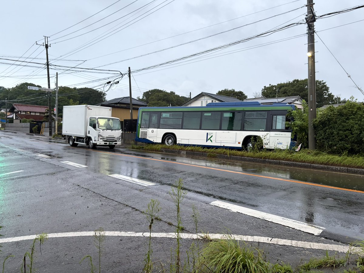 Rewolf_bus's tweet photo. 京成バス千葉イースト
中野営業所 6472

昨日から千葉県を襲った線状降水帯の影響で、6472が千葉駅〜中野操車場を結ぶ路線を走行中に水没した模様。
R126の泉公園入口〜芳賀間の平川増水による冠水により流されたと思われる。
8/14 AM5:00時点で現場に放置されている。 https://t.co/qNoFEtxqbV