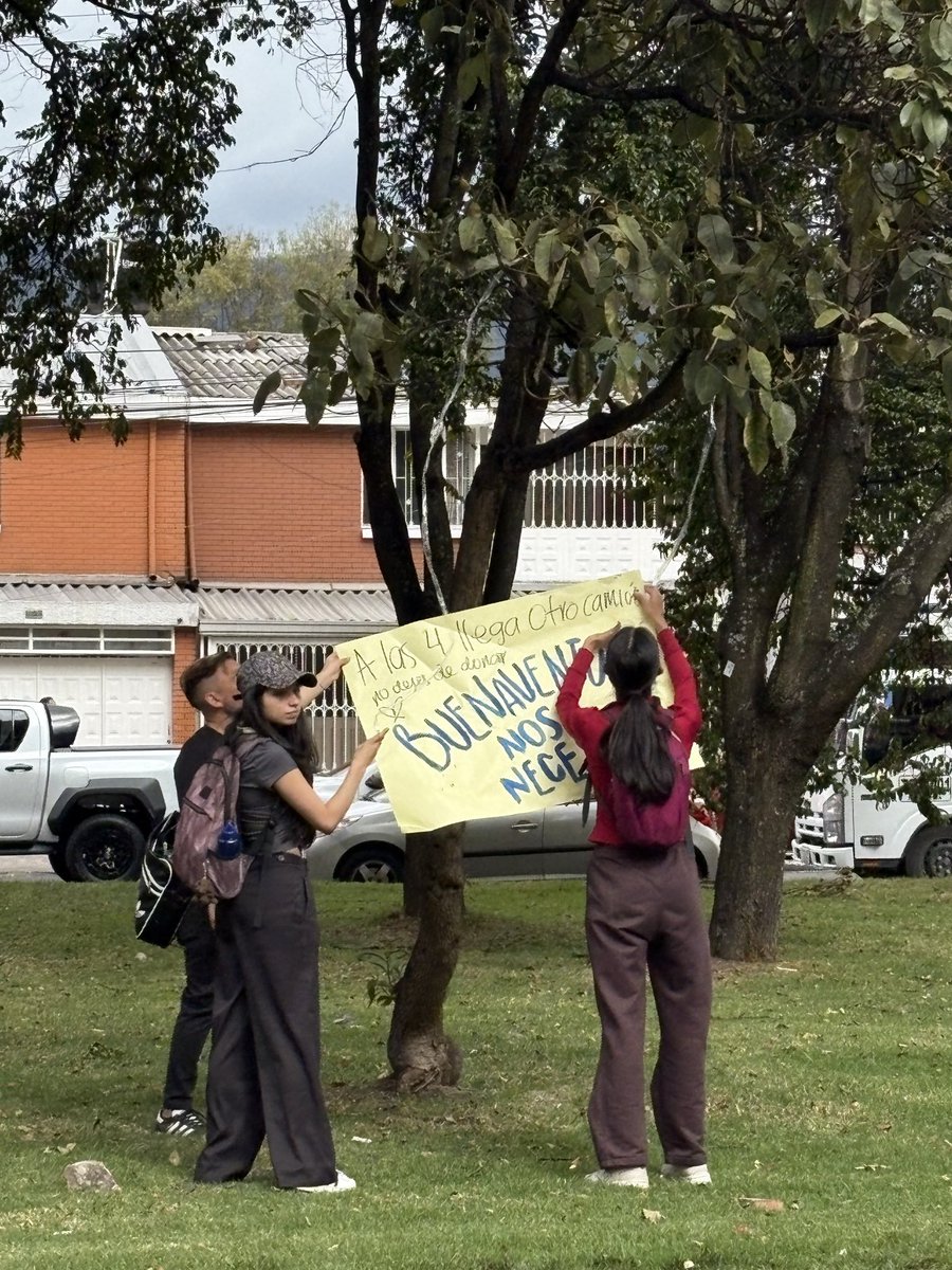 erikx_19's tweet photo. ‼️‼️🚨🥹 ACTUALIZACIÓN: SE LLENÓ EL CONTAINER!!! 

A las 4pm llegará un nuevo camión al mismo punto, ya saben lo que se necesita (en el tuit citado se dice). Van para el Chocó, MÁXIMA DIFUSIÓN BOGOTÁ, VAMOS! https://t.co/YvUgXrzKV3