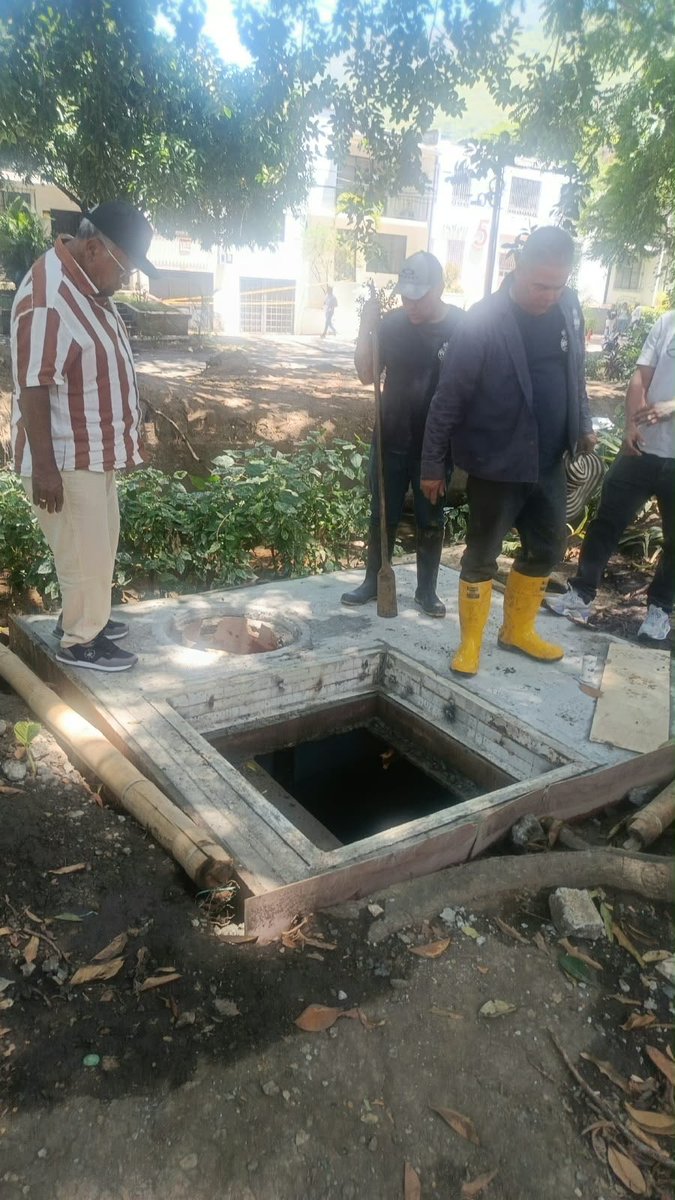 EMCALIoficial's tweet photo. Nuestros equipos de Acueducto atienden afectaciones en el norte de Cali y Yumbo para avanzar en la normalización del servicio.

💧Reparan una válvula de 32” en La Campiña, Bosques y Menga. 

💧Atienden un daño en la red de 24”, carrera 8 con calle 57, que genera bajas presiones en sectores del norte de Cali y Yumbo.

💧Reparan una válvula de 24” en Santa Mónica Residencial y La Flora. Esta labor puede tardar entre 10 y 12 horas.