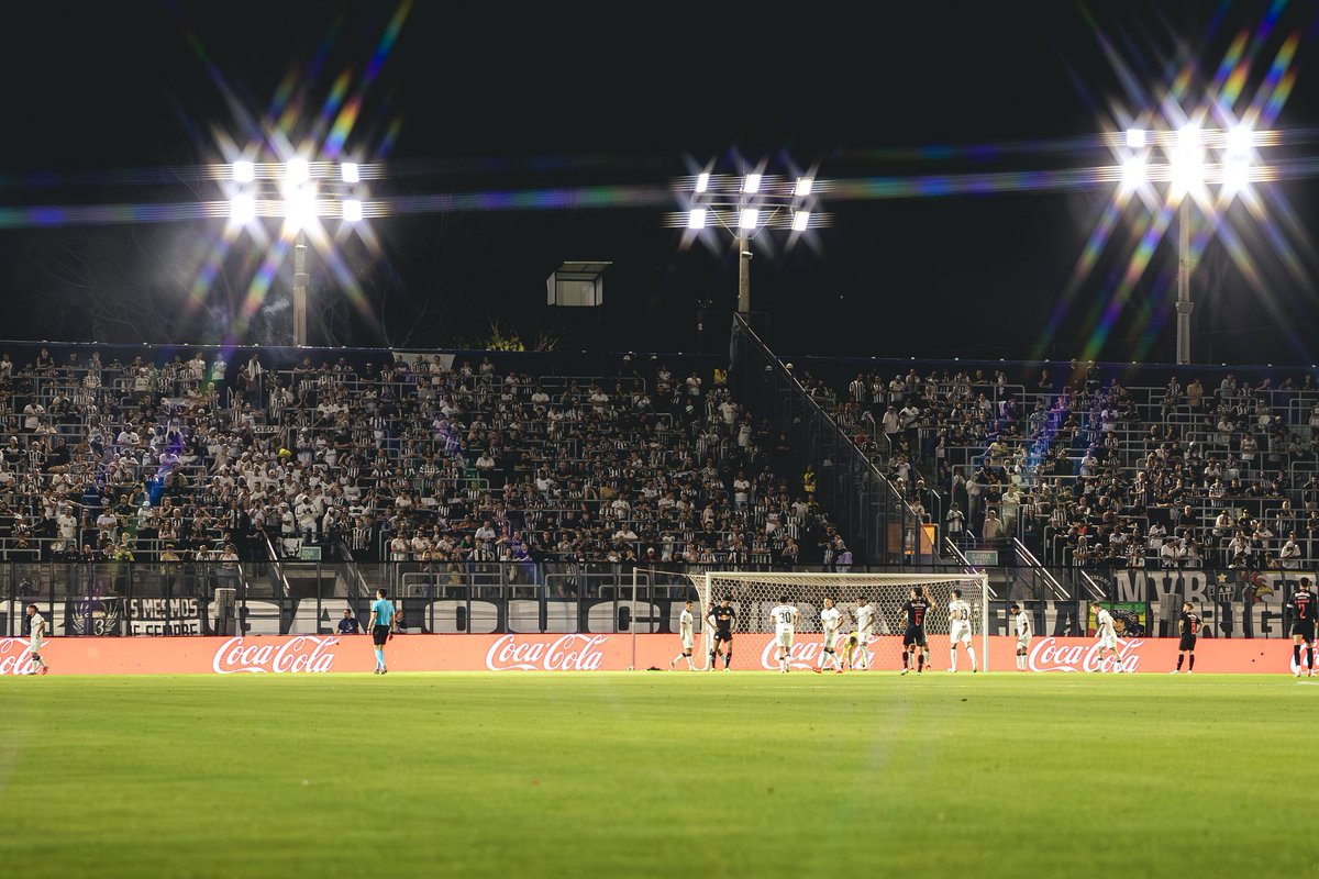 OCantoOficial's tweet photo. Torcida do Atlético Mineiro de visitante em Bragança Paulista na noite de ontem, vs RB, pela Sul-Americana.

(📸 @PedroSouza09 / Atlético) https://t.co/ItdajmVemU