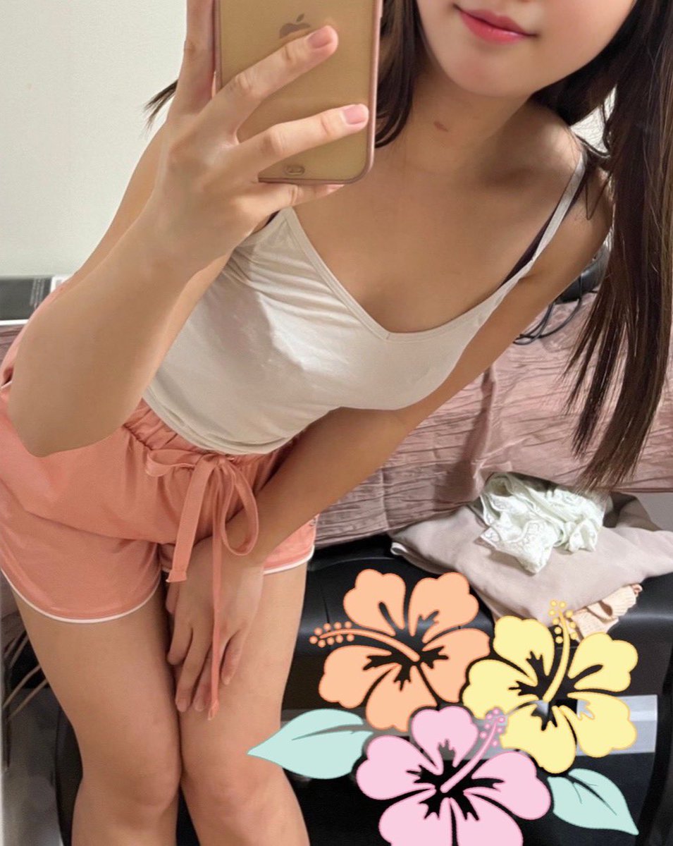 KONOKAAKOGARE's tweet photo. こんな格好で家の中を歩き回る彼女が大好き❤
じゃわたしも、
「いっそ下着で歩こうかな！」
って言ったら、
「それはやめとき」
「何で？」
女同士でもやっぱり恥ずかしいんだなって思った瞬間、
「見るに耐えないから」
チキショー
#レズセ
#レズビアンさんと繋がりたい
#DMでお話
#DMでレズオナ逝き https://t.co/zl3Y2ly4Eg