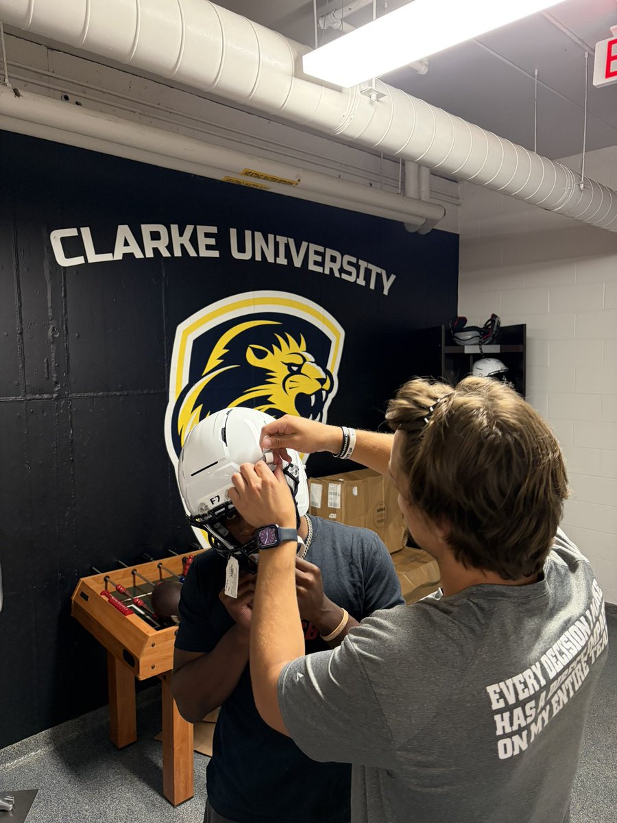 F7_Zero2_Guy's tweet photo. 🔵🟡 An amazing day spent fitting the players of @ClarkePrideFB Thank you @CoachZuck and the rest of the Pride Administration for trusting @vicispro @schuttsports @CertorSports @BSNSPORTS Lots of exciting days coming to this program. Good luck this season‼️ https://t.co/2roxQttV6t