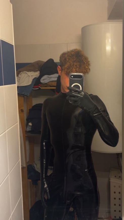 RUBCYAM's tweet photo. First post, not the last tho 😈😈
Yeah, it's quite messy here... 😅
Rubber freak ready to be served and serve 🤭🤭 https://t.co/rdd7YRcZ0N