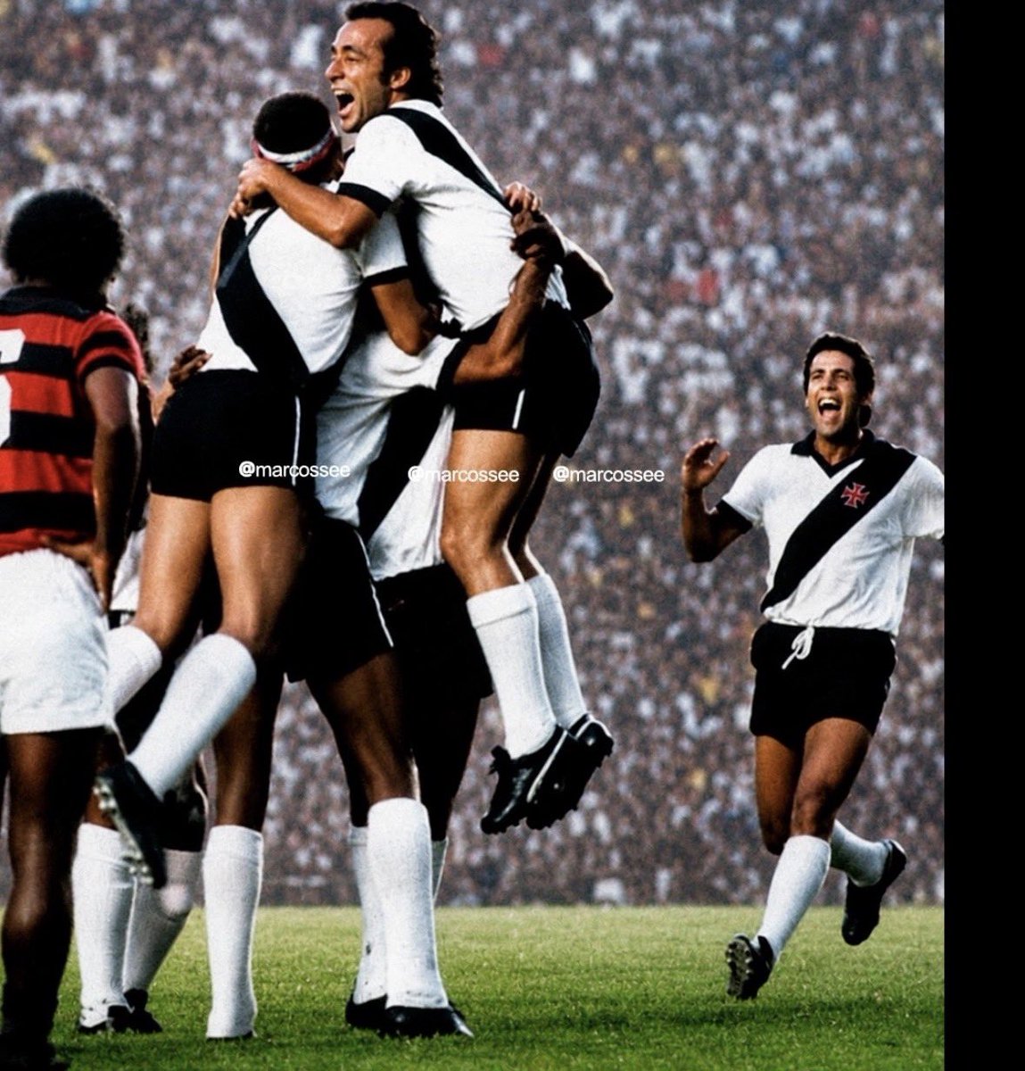 crvghistorico's tweet photo. No seu primeiro clássico oficial, um Vasco x Flamengo que terminou em 2x2, Tostão mudou o padrão de jogo da equipe elevando a qualidade no passe! https://t.co/3RJhCbc7rX