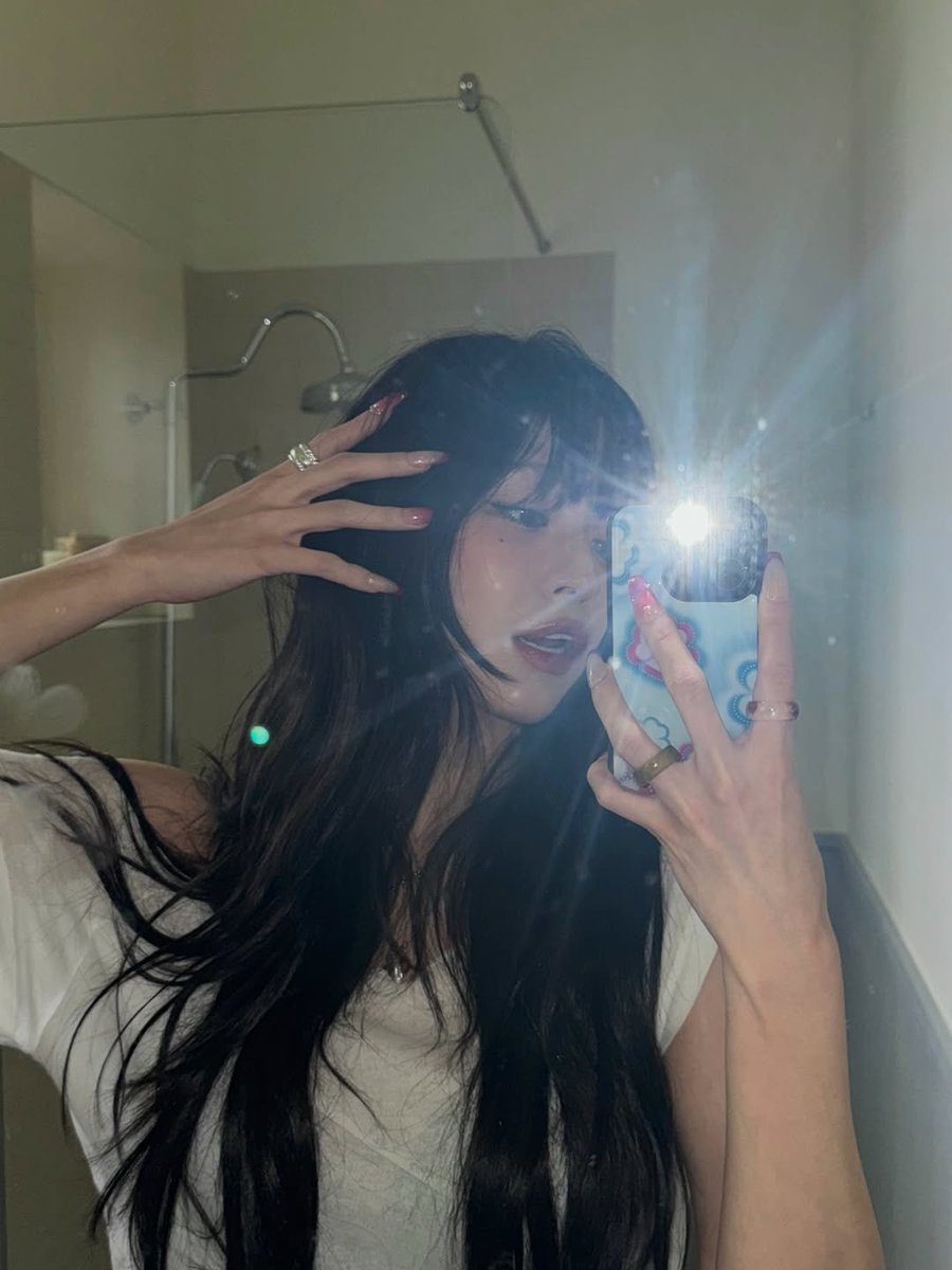 CRUClFlC's tweet photo. It's 4AM and I have to remove the make up I just did an hour ago. (I had a private photoshoot all by myself) 

God forbids a hot girl having fun at night by telling her to sleep. 😩 https://t.co/omPuWWxEV7