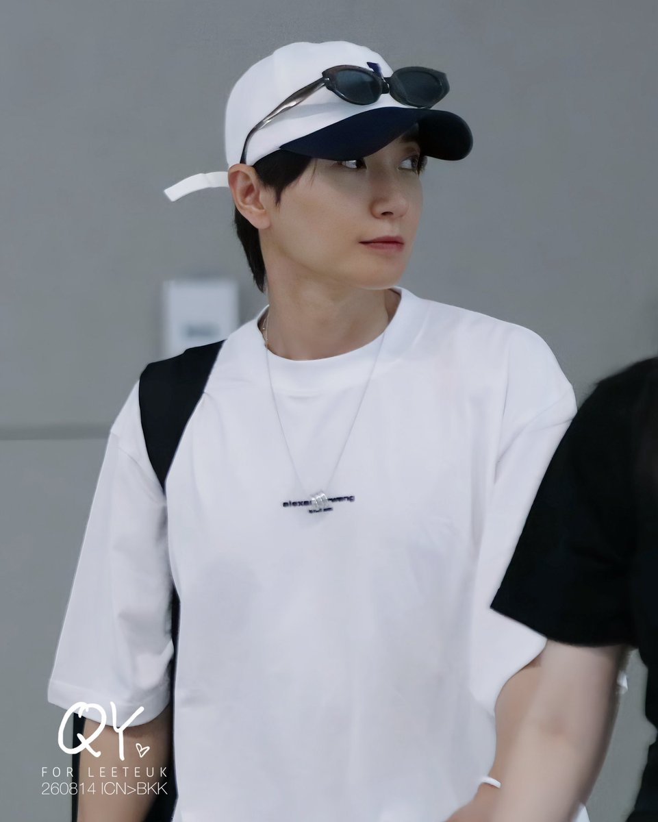 QY1004Teuk's tweet photo. 260814 ICN🛫BKK
 
J = 정수 🥰

#이특 #LEETEUK  #利特 
#슈퍼주니어 #SUPERJUNIOR

@special1004 https://t.co/EBr0N0zoPk