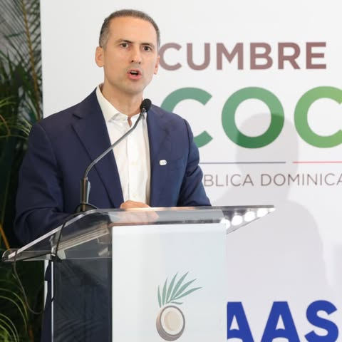 elnuevodiariord's tweet photo. República Dominicana tiene una oportunidad para ampliar su participación en la industria mundial del coco, impulsada por una demanda que crece a un ritmo superior al 10% anual y un mercado que alcanzó aproximadamente 65 millones de toneladas en 2024, de acuerdo con las cifras presentadas este jueves durante la primera Cumbre del Coco, DominiCoco.

El presidente de la Junta Agroempresarial Dominicana (JAD), Osmar Benítez, señaló que el comportamiento de la demanda internacional representa una oportunidad que República Dominicana todavía tiene espacio para aprovechar. A su juicio, el país puede ganar mayor participación en ese mercado mediante el aumento de la producción, la incorporación de tecnología y el desarrollo de una industria capaz de generar mayor valor a partir del coco.

También indicó que el escenario internacional favorece la expansión de un sector que en República Dominicana cuenta con una superficie de cultivo en crecimiento, miles de productores y una industria de transformación que ya ha conseguido posicionar productos derivados del coco en mercados internacionales. Indonesia, Filipinas e India concentran cerca del 70 % de la producción mundial comercializada, mientras la demanda continúa aumentando por el consumo de agua, aceite, leche, crema y otros derivados.

#ElNuevoDiarioRD 🤳