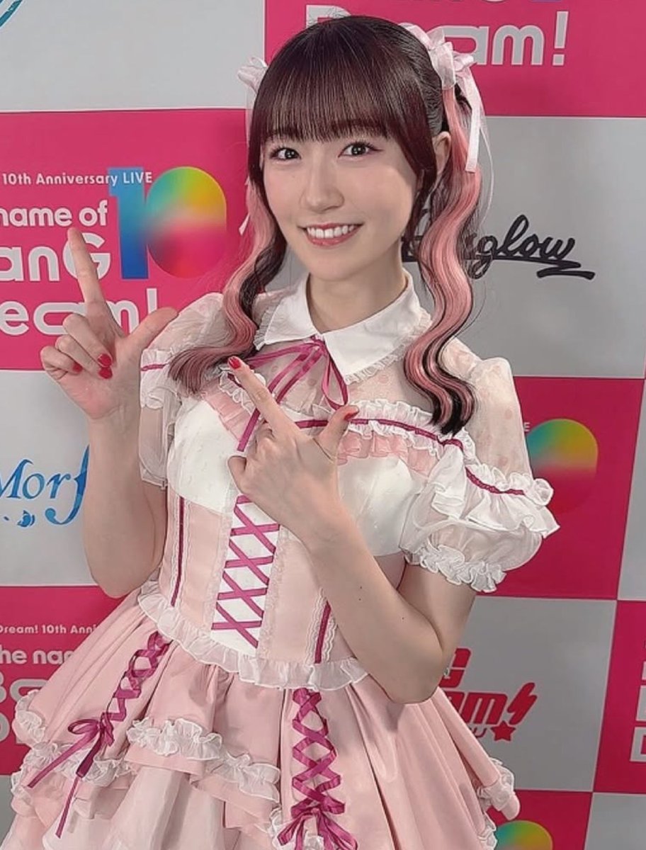 Seki_Tai214's tweet photo. 左：『初お披露目ステージ時』の丸山彩リアル衣装を着たあみたさん

右：『バンドリ10周年ライブ時』の丸山彩リアル衣装を着たあみたさん

#前島亜美　#あみた　#バンドリ　#丸山彩 https://t.co/nvqLy8BTQV