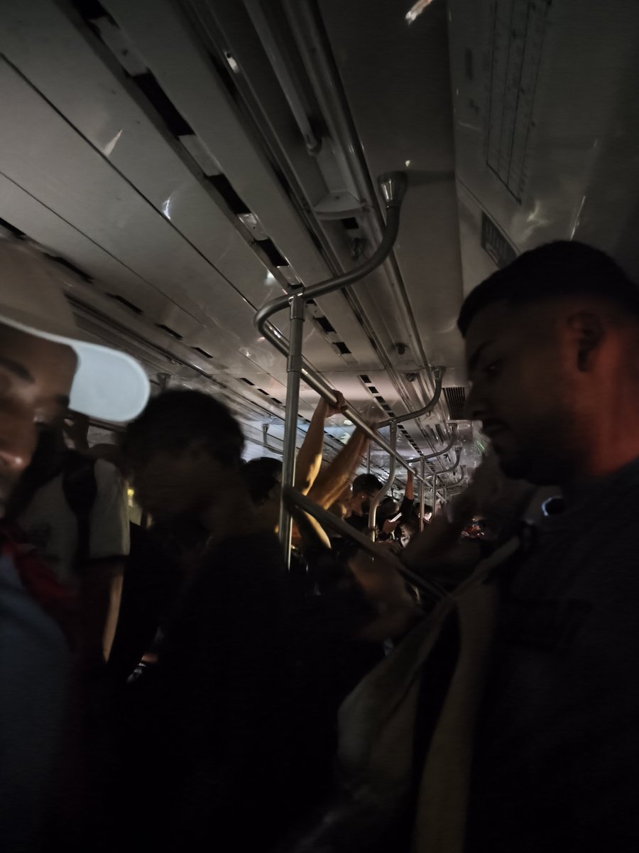 enyasousa's tweet photo. @TrensRJ trem no ramal Belford Roxo apresentando defeito e parado em Rocha Miranda. Tudo escuro. https://t.co/hJGgG5eaFv