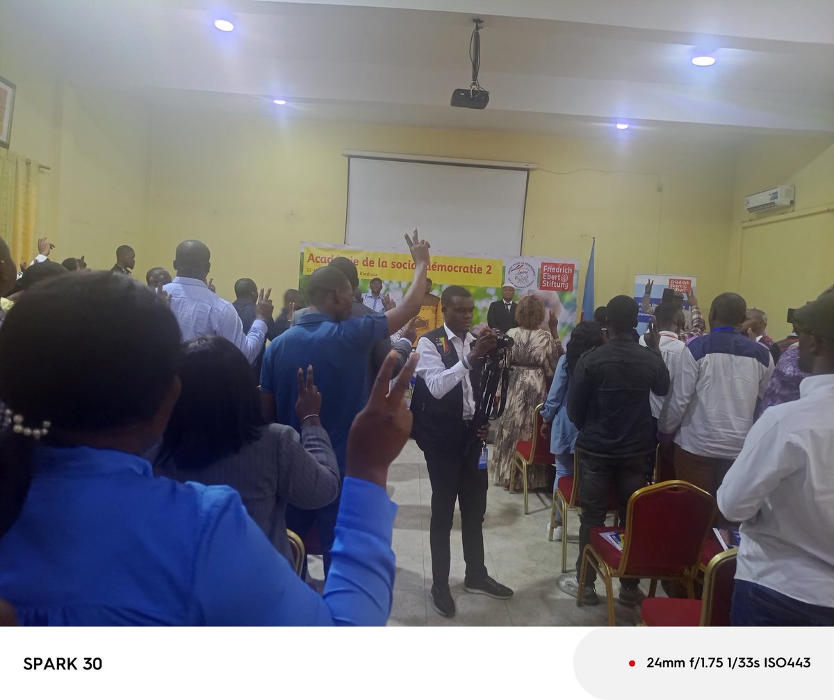 djunes_mfutu's tweet photo. Guy Bao Ebamu, a une fois de plus été honoré par la Ligue des jeunes de l’UDPS à l’occasion d’une formation consacrée à la social-démocratie, organisée au CEPAS sous l’égide de son président, Yves Mbukulu. https://t.co/h3m05Ae9yX