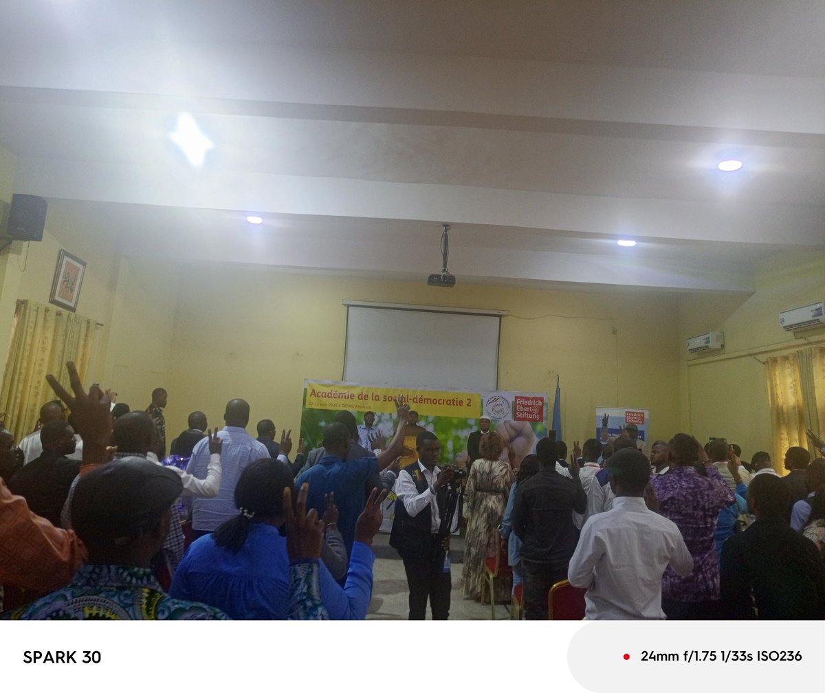 djunes_mfutu's tweet photo. Guy Bao Ebamu, a une fois de plus été honoré par la Ligue des jeunes de l’UDPS à l’occasion d’une formation consacrée à la social-démocratie, organisée au CEPAS sous l’égide de son président, Yves Mbukulu. https://t.co/h3m05Ae9yX