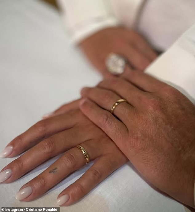 amMakanze's tweet photo. Cristiano Ronaldo unveils shock new look just days after marrying Georgina Rodriguez at intimate wedding ceremony.

Cristiano Ronaldo has revealed an astonishing new hairstyle in the wake of his wedding to Georgina Rodriguez.
#cristianoronaldo #ronaldo7 https://t.co/vuk4i02xJk