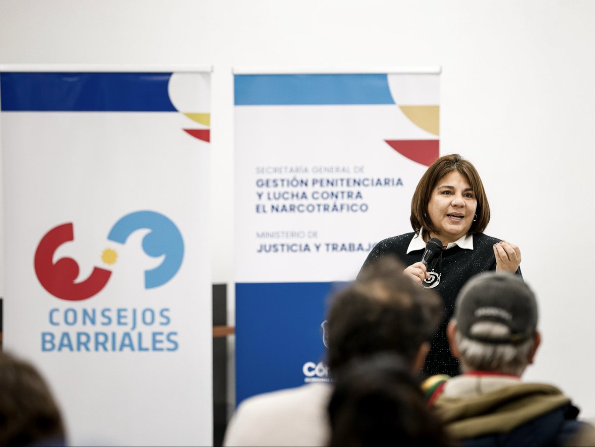 NadiaFernandezV's tweet photo. Realizamos una capacitación junto a los Consejos Barriales que trabajan en la seguridad ciudadana y la prevención del delito, para fortalecer el programa #EstamosJuntos. 

El objetivo es generar estrategias conjuntas de prevención del narcotráfico que incluyan los protocolos de denuncia segura, pero principalmente para que nuestros barrios sean de nuestros vecinos. 

La batalla que estamos dando contra los narcotraficantes la realizamos entre todos los cordobeses, con trabajo articulado y con la participación ciudadana como una parte integral de la política de seguridad del @gobdecordoba .