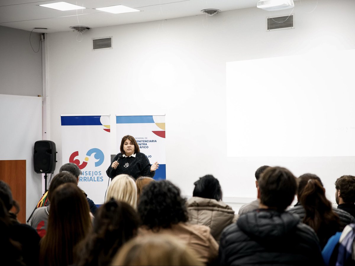NadiaFernandezV's tweet photo. Realizamos una capacitación junto a los Consejos Barriales que trabajan en la seguridad ciudadana y la prevención del delito, para fortalecer el programa #EstamosJuntos. 

El objetivo es generar estrategias conjuntas de prevención del narcotráfico que incluyan los protocolos de denuncia segura, pero principalmente para que nuestros barrios sean de nuestros vecinos. 

La batalla que estamos dando contra los narcotraficantes la realizamos entre todos los cordobeses, con trabajo articulado y con la participación ciudadana como una parte integral de la política de seguridad del @gobdecordoba .