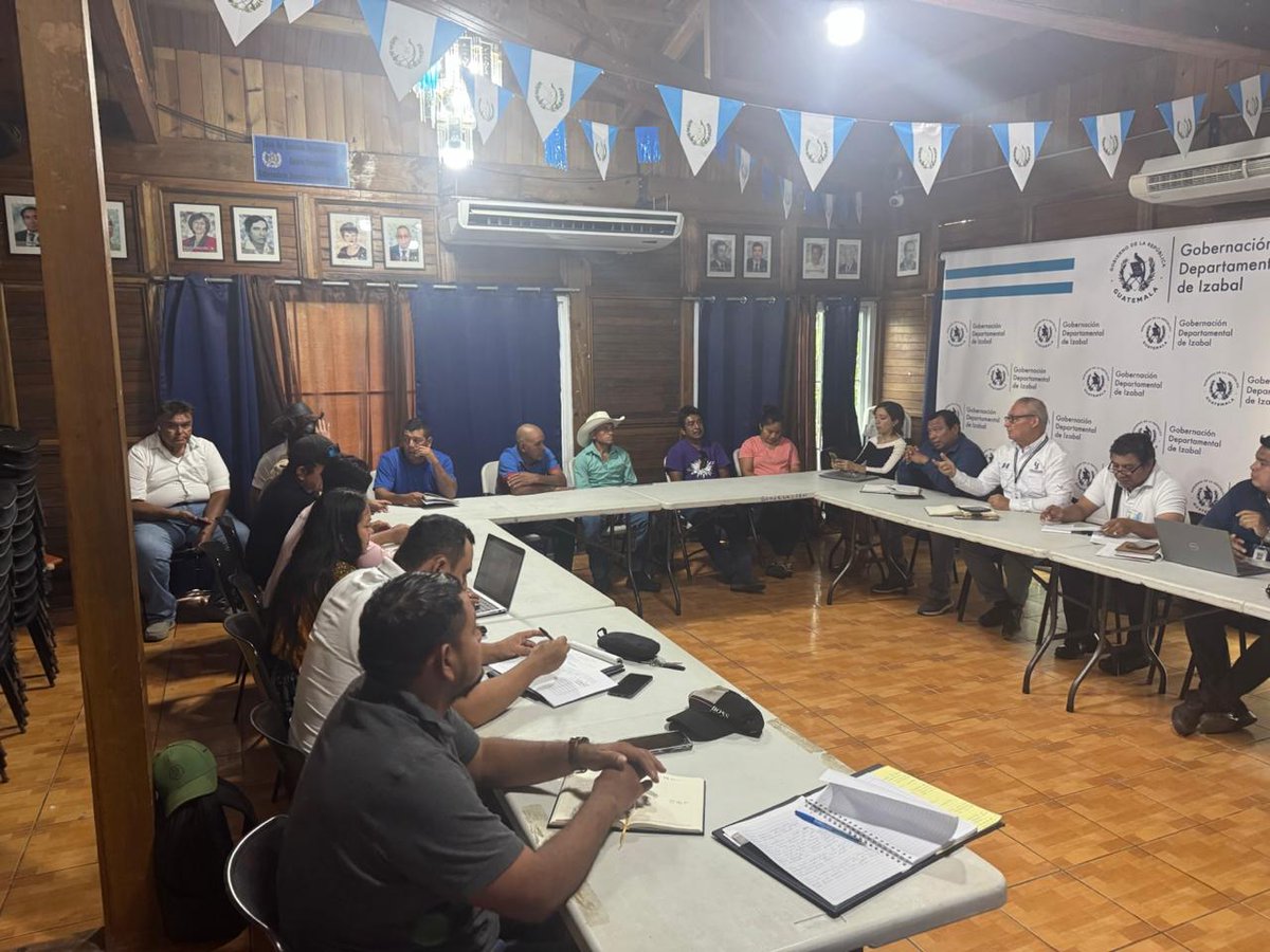 PDHgt's tweet photo. Promovemos el diálogo 🗣️para resolver conflictos comunitarios en📍#Izabal.
En la Mesa Agraria #MICAI, el representante del @PDHgt del departamento orientó a líderes de la comunidad Sarita a gestionar su propio proyecto de 💧agua ante el #COMUDE/#CODEDE, evitando controversias con San Carlos El Porvenir.