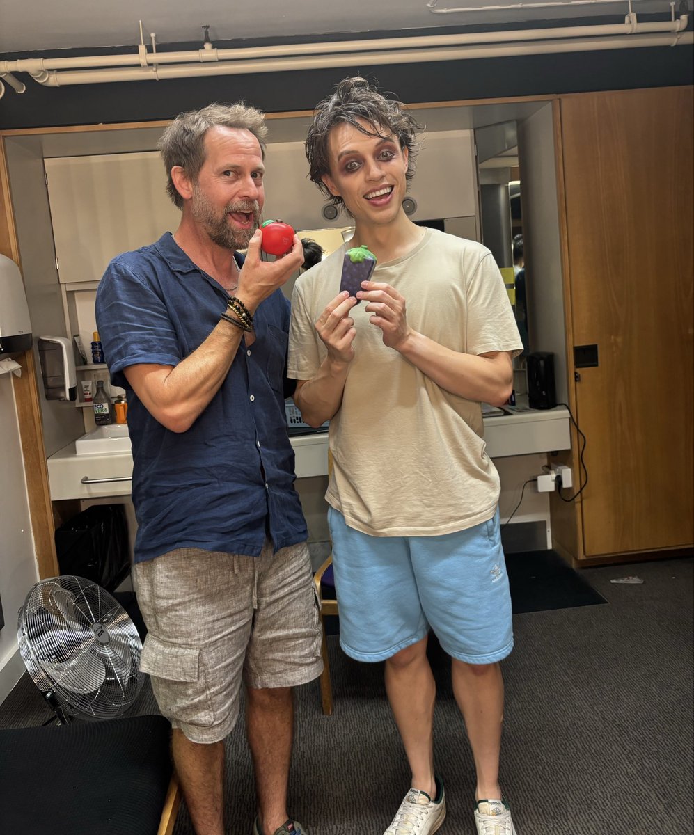 Bramhill's tweet photo. Saw ridiculously talented fellow scion @ColinRyan deliver one ‘L’ of a performance today - he was Death NotePerfect 
🎶💀❤️what a superstar 🌟 

🍎👏🏻apple-ause 👏🏻🍎
#deathnotethemusical #ffxiv #dadcred https://t.co/ABLnfy75T3