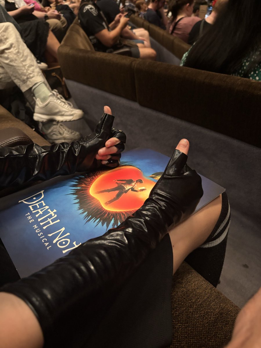 Bramhill's tweet photo. Saw ridiculously talented fellow scion @ColinRyan deliver one ‘L’ of a performance today - he was Death NotePerfect 
🎶💀❤️what a superstar 🌟 

🍎👏🏻apple-ause 👏🏻🍎
#deathnotethemusical #ffxiv #dadcred https://t.co/ABLnfy75T3