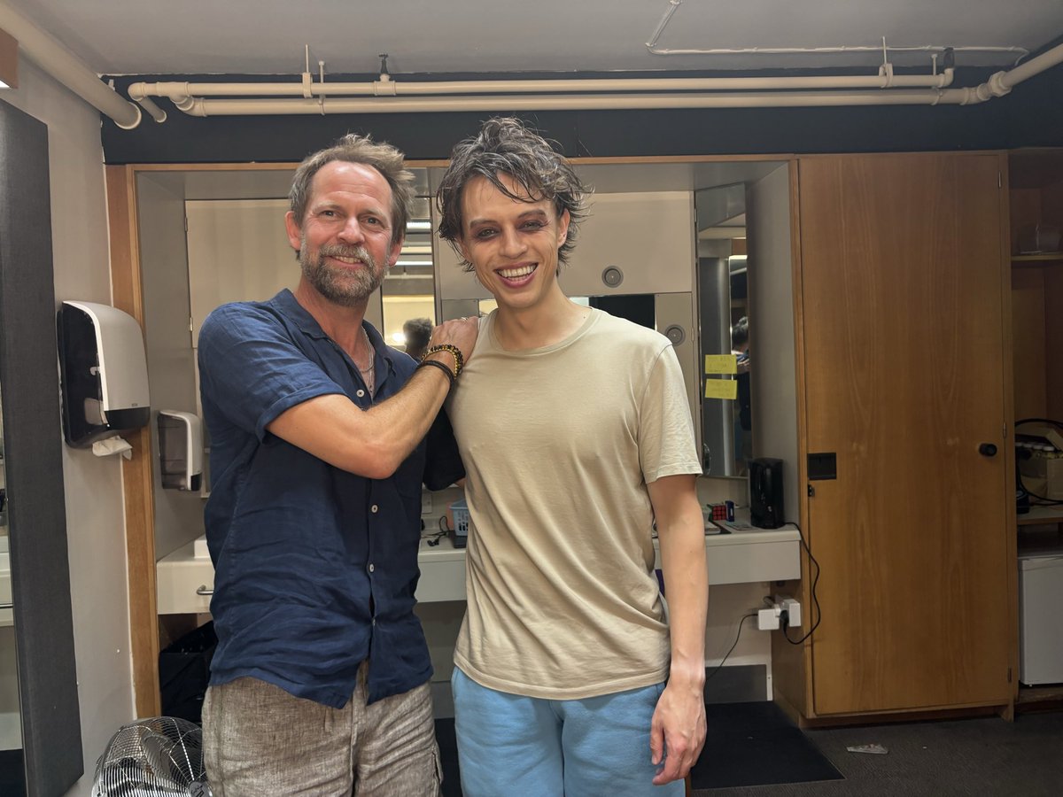 Bramhill's tweet photo. Saw ridiculously talented fellow scion @ColinRyan deliver one ‘L’ of a performance today - he was Death NotePerfect 
🎶💀❤️what a superstar 🌟 

🍎👏🏻apple-ause 👏🏻🍎
#deathnotethemusical #ffxiv #dadcred https://t.co/ABLnfy75T3