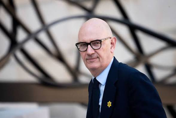 Forhalinton's tweet photo. Ah Roland Lescure… le grand défenseur de la « justice sociale moderne ».

On va geler les retraites au-dessus de 3000 €, parce qu’il faut bien que les Français « fassent des efforts ».

Mais tranquillement, on laisse tourner la machine à cash des anciens :

Barnier le Pensionator (28 270 €/mois),
Fabius le Cumulator,
Juppé le Sage,
Larcher le Président du Buffet,
Moscovici le Cumular…1,5 million d’euros par an à cinq.

Magnifique.

On appelle ça de la solidarité… entre anciens ministres.Le système n’est pas cassé, Roland.
Il est juste parfaitement calibré pour ceux qui l’ont conçu.Continuez comme ça, on va y arriver.