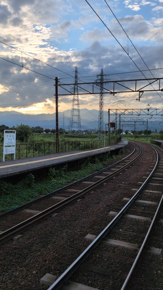 timetable2026's tweet photo. 富山地方鉄道本線　朝の寺田駅
4レ　旧東急号 https://t.co/RF9ns8J2Jq