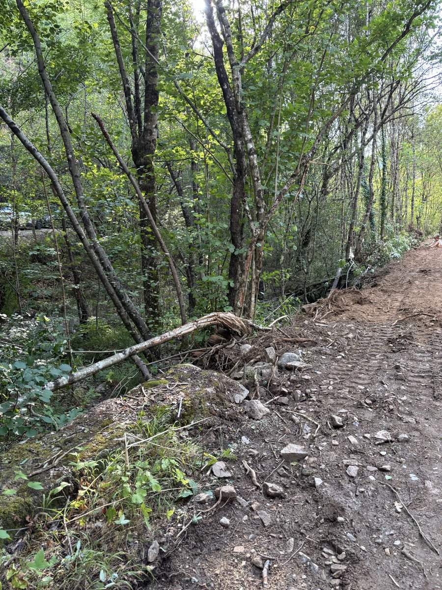 GPardigon's tweet photo. Voilà ce que l’on fait dans le @PnCevennes pour privatiser les bords du Tarn, où les habitants de Bédouès vont se rafraîchir depuis des décennies ! Thread 1/4👇@GuylenePantel @CaroleDelga @lozeretourisme @SophiePantel48 https://t.co/JnrC3u5GLE