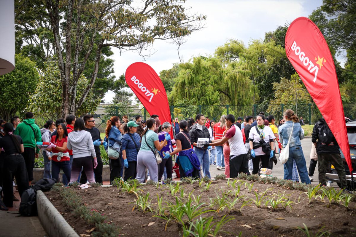 GobiernoBTA's tweet photo. 📷 Palacio de los Deportes | Las ayudas siguen llegando. 📦❤️

En cada caja, bolsa y aporte hay una muestra de solidaridad con las comunidades del Chocó que hoy necesitan nuestro apoyo.

El punto de acopio estará activo hoy y durante todo el fin de semana, de 8:00 a. m. a 8:00 p. m.
Bogotá sigue aportando. 🇨🇴

#BogotáMiCiudadMiCasa #Solidaridad #Chocó #BogotáSeUnePorChocó