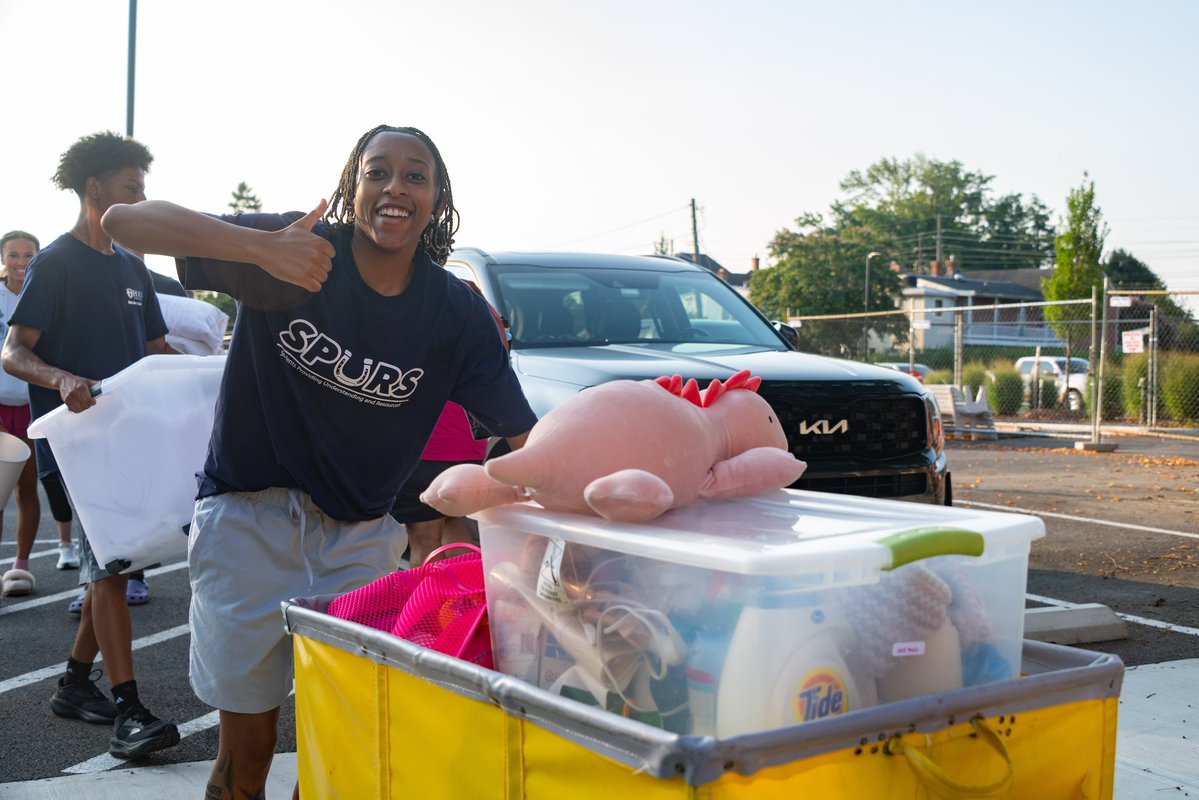 hood_college's tweet photo. turns out move in day is kinda chic 

Nearly 400 new Blazers found their new home during Move In Day! Thank you to the students, parents, and many volunteers who made their big day a breeze 🏠 💙 https://t.co/rMNwCWG07R