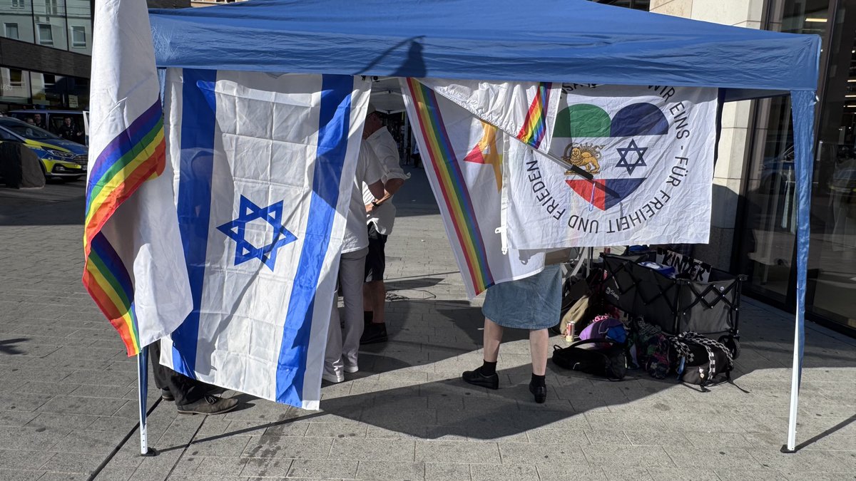 LoveGuerillero's tweet photo. #Bonn #bn1308 

#53Antisemitenfrei
#Mensch
#WeWillDanceAgain 
#EndJewHatred 
#GegenJedenAntisemitismus 
#BringHopeNow 
#ZirkusPaliGalli https://t.co/VUh7FK75RP