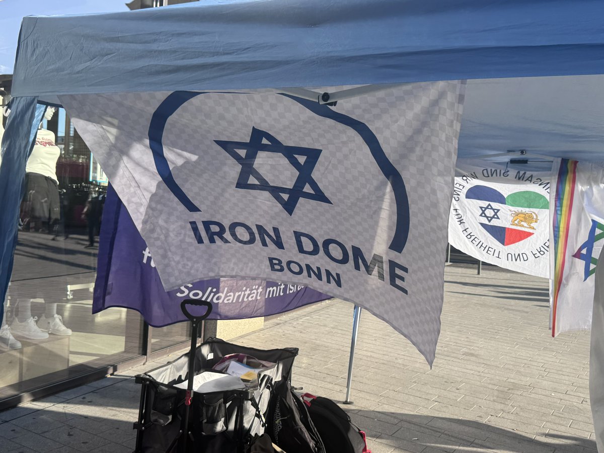 LoveGuerillero's tweet photo. #Bonn #bn1308 
#53Antisemitenfrei
#Mensch
#WeWillDanceAgain 
#EndJewHatred 
#GegenJedenAntisemitismus 
#BringHopeNow 
#ZirkusPaliGalli der islamistische,,Gefährder“ und Konvertit heute auch vor Ort https://t.co/Ugck4Zo7QL