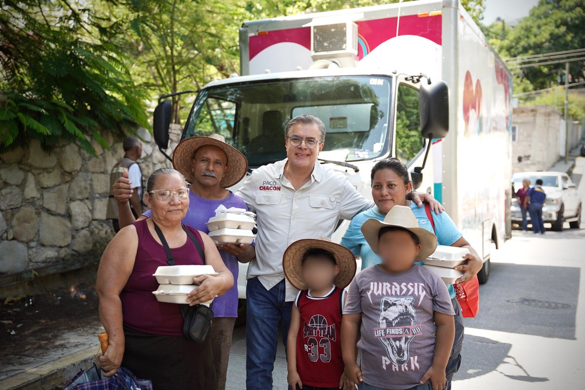 pacochacon_'s tweet photo. Nos comprometimos a seguir acercando comida caliente y nutritiva a nuestro querido Tuxtla, y estamos cumpliendo.

Llevamos el Comedor Móvil a Las Casitas para apoyar a quienes más lo necesitan y contribuir a que nadie se quede sin comer.

Esta es la Nueva ERA que Tuxtla necesita: con cambios que sí se sienten en la vida diaria.

¡Nos vemos en la calle!

#PacoChacón
#HumanismoQueTransforma
#HumanismoEnAcción