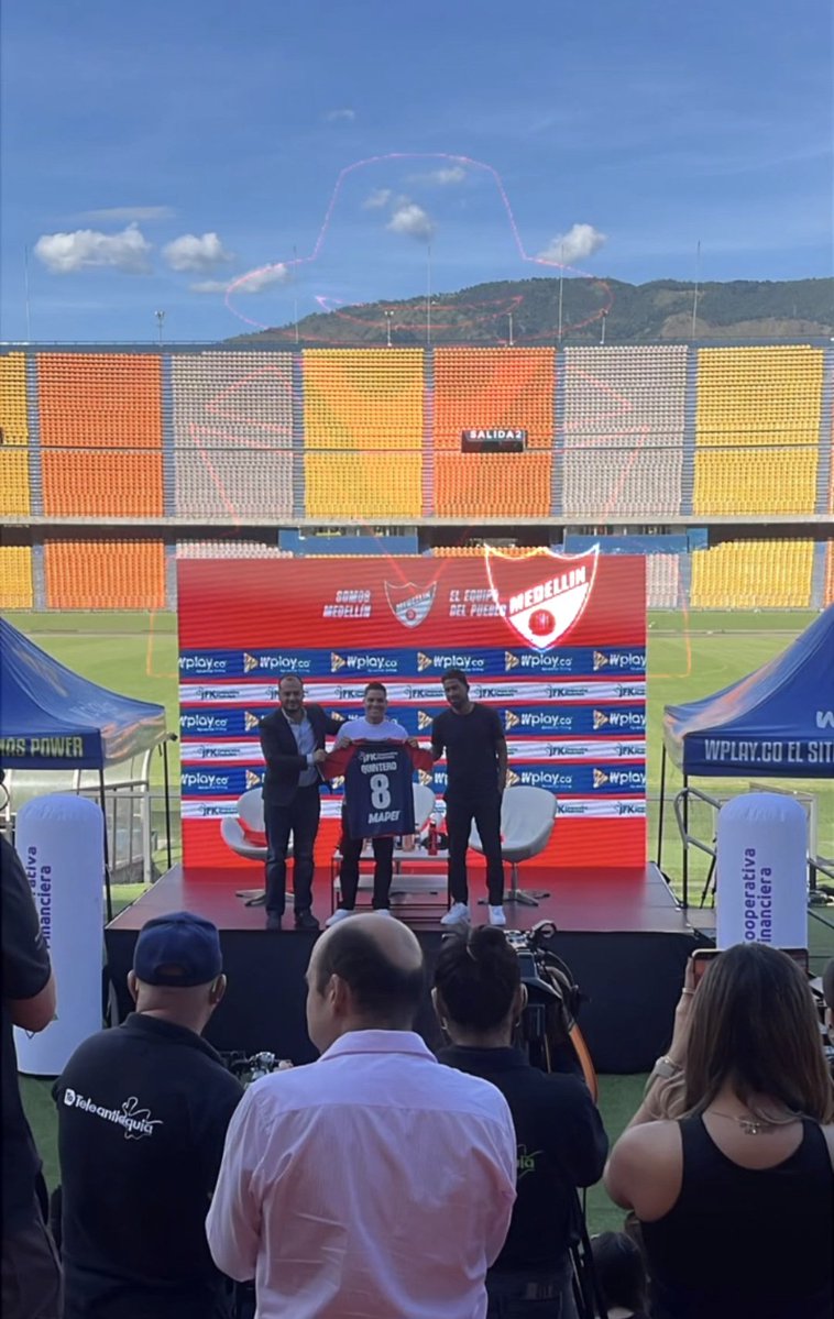 incognito_rojo's tweet photo. Las declaraciones de Juanfer Quintero en su presentación:

"No me quiero ir más de acá, creo que todo está dado"

"Es el momento para que demos ese golpe de opinión y traer esa tan anhelada estrella que queremos los hinchas del Medellín"

"Si en algún momento ofendí al hincha, le pido disculpas, pero estoy feliz en mi casa. Quiero que todos nos unamos y acompañemos al equipo"

"Siempre quiero ganar, mi mentalidad nunca ha cambiado. Me encanta jugar en el equipo de mi vida"

"Estoy siendo un niño porque esto es lo que siempre soñé"

“Prefiero llegar a un proyecto para crear, cualquier jugador que se quiera sumar las puertas están abiertas (Cuadrado), aunque no soy el indicado para hablar de refuerzos. 
Para mí es más fácil empezar cuando no hay nada, que llegar cuando todo esté listo (con respecto a este nuevo proyecto)”