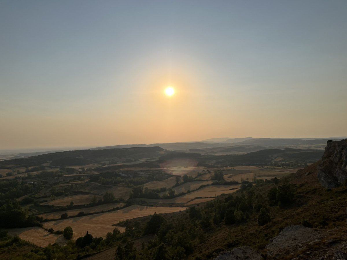 HdAnchiano's tweet photo. Menuda potra tenemos de la coincidencia más absurda entre el sol y la historia de la luna.

Se aleja de nosotros unos  3,5cm/año, con lo cual podemos asegurar que llegará un momento en el que los humanos cada vez la veremos más pequeña, hasta que un día, dentro de unos 600 millones de años tendrá lugar el último eclipse total de sol.